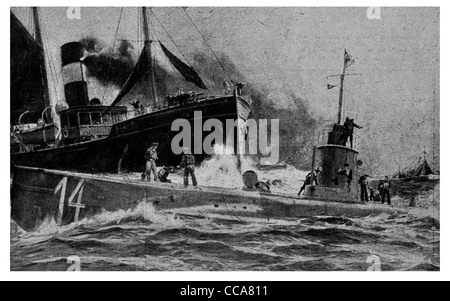 La propagande allemande 1915 U sous-marin bateau mer Chalutier britannique éperonnage sous marine Naval Ship boat steamer steamship marin marchand Banque D'Images