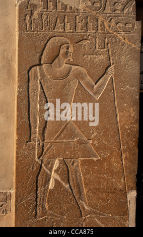 Mastaba de Kagemni (2350 BC). Les reliefs des deux côtés de la porte représentant Kagemni avec la baguette et son sceptre. Saqqara. L'Égypte. Banque D'Images