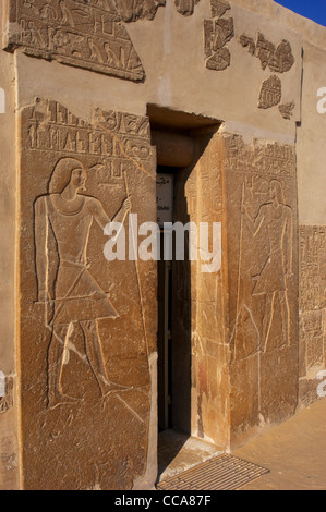 Mastaba de Kagemni (2350 BC). Les reliefs des deux côtés de la porte représentant Kagemni avec la baguette et son sceptre. Saqqara. L'Égypte. Banque D'Images