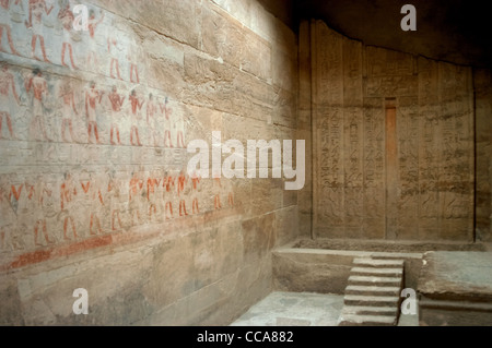 Mastaba de Kagemni (2350 BC). Hall de la Stèle fausse porte. Fonctionnaires portant offrandes au Ka du défunt. Saqqara. Banque D'Images