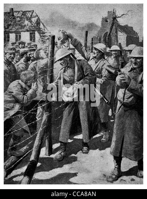 1917 Des prisonniers allemands d'un camp de prisonniers britanniques Arras France prisonnier des barbelés Banque D'Images