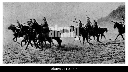 1915 charge de cavalerie Uhlan allemand bataille vers l'infanterie française sabre lance l'agent de charge champ selle cheval Banque D'Images