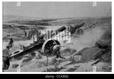 En 1917 obusiers batterie martelant tranchée allemande front occidental d'artillerie de ligne de tir au canon mitrailleur tirant des obus d'artillerie Banque D'Images