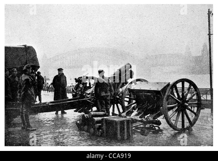 1918 obusier britannique Cologne l'allumage sur le Rhin Décembre Hymne Nationale d'artillerie artilleur shell coquilles pont équipage gun Banque D'Images