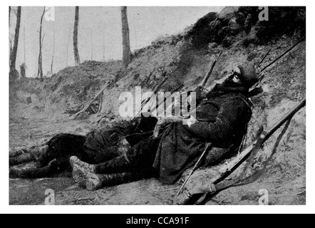 1915 soldats français morts victime derrière l'arme de guerre chimique tranchée normale masque respiratoire gaz moutarde des fumées toxiques des organes du corps Banque D'Images