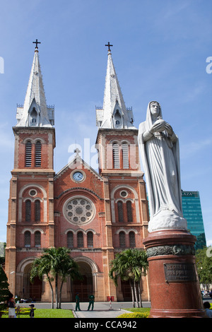 Staue de la Vierge Marie en face de la Cathédrale Notre Dame Ho Chi Minh City Vietnam Banque D'Images