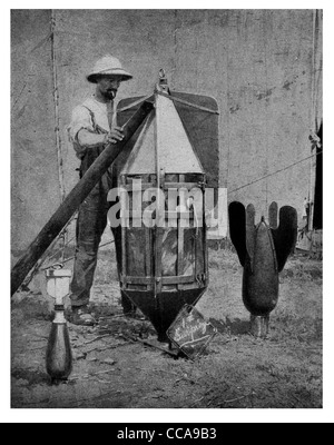 1915 La gigantesque bombe lâchée Position turque Gallipoli attentat frappe aérienne missile torpille Banque D'Images