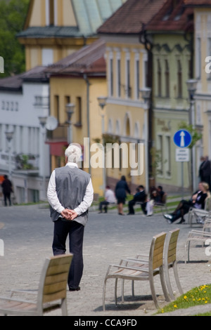 Place principale, la ville de Bardejov, Slovaquie, un vieil homme marchant dans la rue Banque D'Images