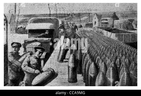 La gare d'obus de munitions dump 1917 Chemin de fer train shell sous-munitions d'artillerie de la conduite d'alimentation chargement camion camion d'explosifs Banque D'Images