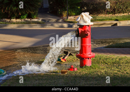 D'incendie avec de l'eau jaillit Banque D'Images