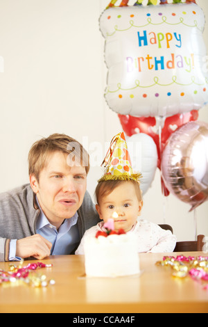Le père célébrant l'anniversaire de fille de bébé Banque D'Images