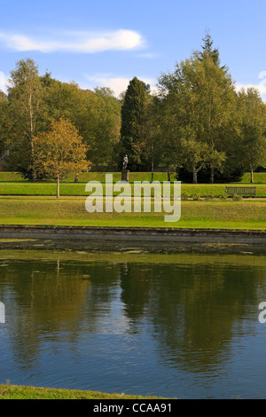 Newstead Abbey, Nottinghamshire. Le grand jardin à l'automne. Eagle Pond et statue d'une satyre par John Nost. Banque D'Images