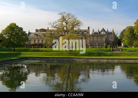 Newstead Abbey, Nottinghamshire. Le grand jardin à l'automne. Newstead Abbey était la maison ancestrale de Lord Byron. Banque D'Images