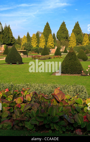 Newstead Abbey, Nottinghamshire. Le jardin de roses à l'automne. Newstead Abbey était la maison ancestrale de Lord Byron. Banque D'Images