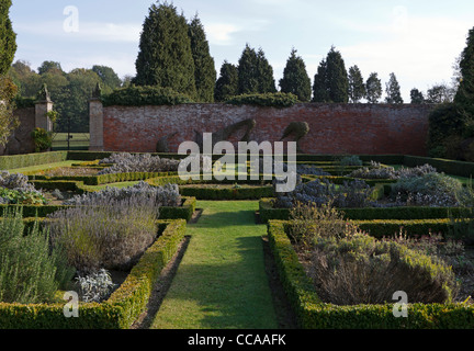 Newstead Abbey, Nottinghamshire. Le petit jardin clos à l'automne. Newstead Abbey était la maison ancestrale de Lord Byron. Banque D'Images