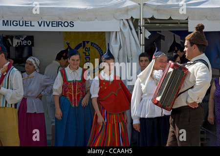 Groupe de danseurs folkloriques se préparant à se produire dans le centre-ville Funchal Madère Portugal Europe Banque D'Images