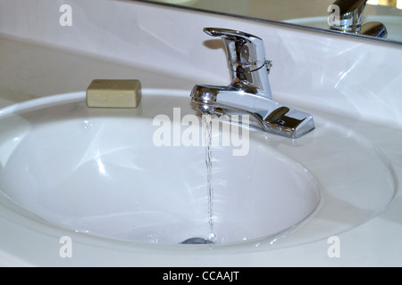 Salle de bain évier avec robinet ouvert Banque D'Images