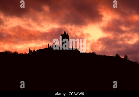 Silhouette de l'ancien château sur ciel nuageux pendant le coucher du soleil Banque D'Images