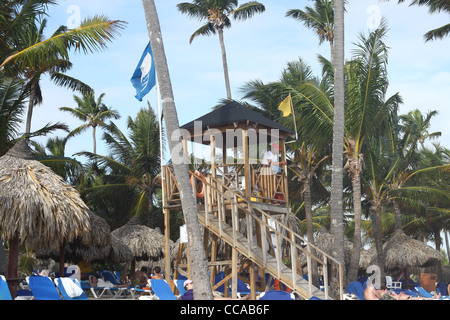 Plage surveillée avec de l'eau regardant le garde de la vie Banque D'Images