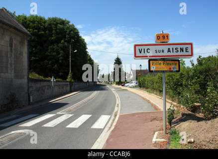 La route menant à Vic sur Aisne, France Banque D'Images