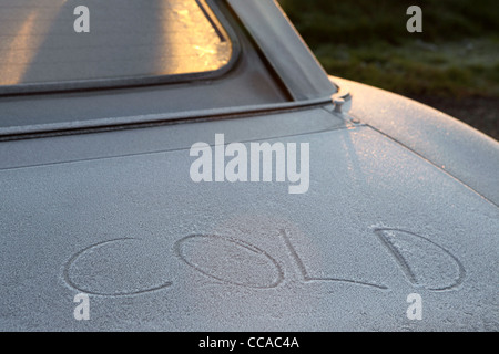 'COLD' écrit en givre sur coffre de voiture, par une froide matinée d'hiver lumineux, Suffolk, UK Banque D'Images