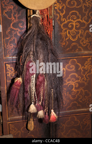 L'Inde, de l'Arunachal Pradesh, maison de village Lhou Tawang, salle de prière, yak tail décoration selle Banque D'Images