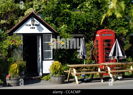 Le pub traditionnel l'arbre d'If Inn dans le village de Arlington, Sussex, UK Banque D'Images