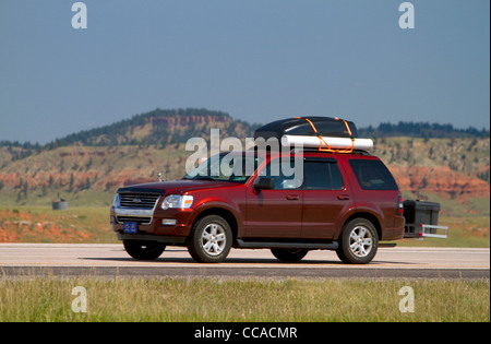 Voyage automobile sur la I-90 dans le nord-est du Wyoming, près de la frontière du Dakota du Sud, USA. Banque D'Images