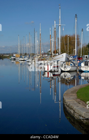 Bateaux amarrés à doubles écluses sur le canal maritime d'Exeter. Banque D'Images