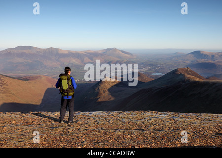 Walker en regardant vers la montagne de Causey Pike avec vue sur Skiddaw et Blencathra de Crag Hill Lake District Cumbria Banque D'Images