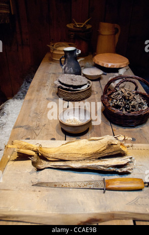 La Norvège, Nordland, archipel des Lofoten, Borgelva. Musée Viking Lofotr. Affichage typique cuisine Viking. Banque D'Images