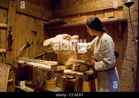 La Norvège, Nordland, archipel des Lofoten, Musée viking lofotr. borgelva, viking carving artisan. Banque D'Images