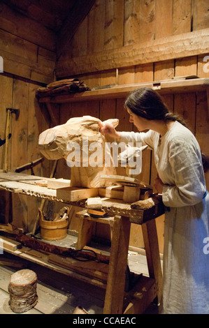 La Norvège, Nordland, archipel des Lofoten, Borgelva. Musée Viking Lofotr Viking, artisan de la sculpture. Banque D'Images