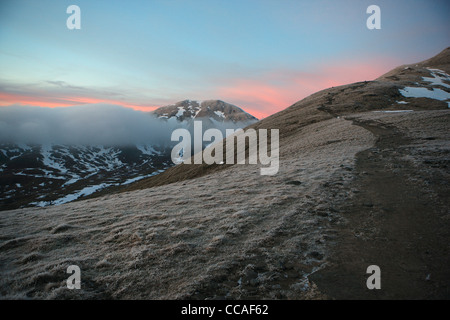 Meall Corranaich coucher du soleil derrière prises depuis les pistes de Beinn Ghlas partie du groupe de montagnes Ben Lawers Banque D'Images