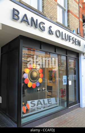 Un Bang & Olufsen high street et hi-fi stéréo television electronics shop store front window à Eastbourne, East Sussex, Angleterre Banque D'Images