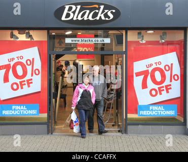 Une aubaine pour les acheteurs dans les ventes du Nouvel An 2012 à Blacks outdoor clothing store, Eastbourne, East Sussex, Angleterre. Banque D'Images