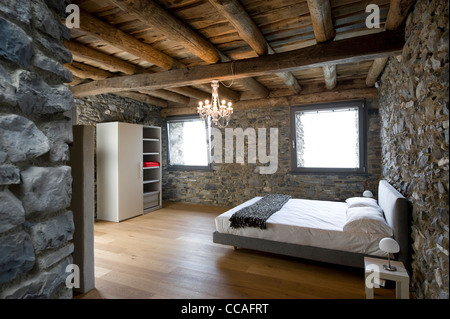 Chambre à coucher moderne dans ancienne ferme Banque D'Images