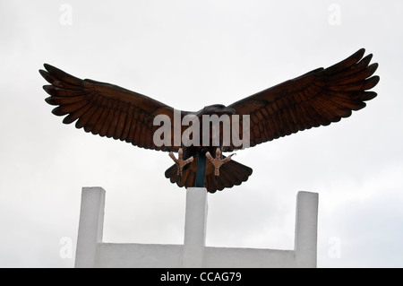 Eagle statue à l'entrée du National Memorial Arboretum commémorant le Pont Aérien de Berlin 1947 Banque D'Images