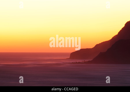 Lueur crépusculaire à Robin Hood's Bay en direction de Ravenscar sur la côte nord-est de l'Angleterre dans le Yorkshire du Nord Banque D'Images