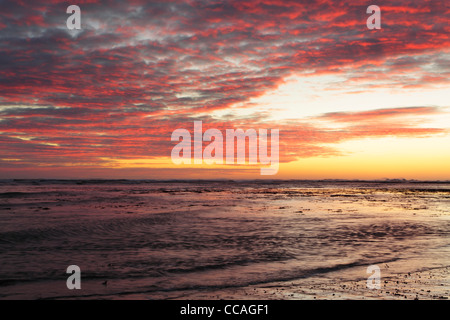 Les couleurs pré-sunrise pris dans un ciel au-dessus de la mer du Nord vu de Robin Hood's Bay sur la côte nord-est de l'Angleterre Banque D'Images