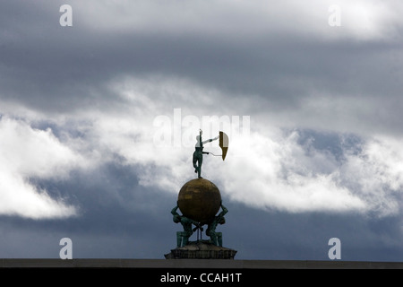 La statue de fortune sur le toit de la Dogana da Mar, à Venise. Banque D'Images