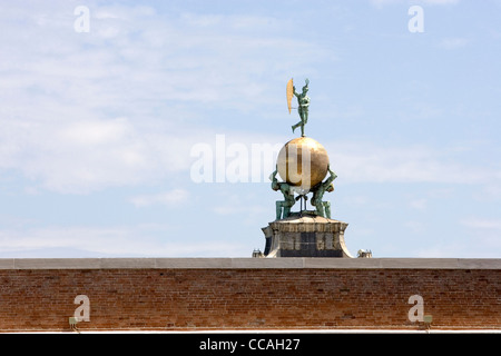 La statue de fortune sur le toit de la Dogana da Mar, à Venise. Banque D'Images