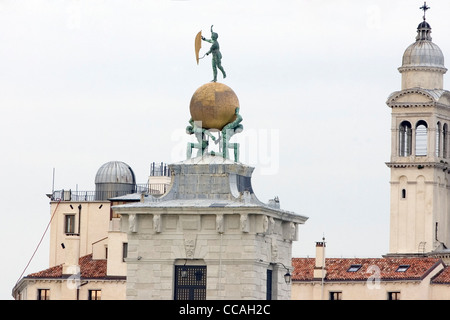 La statue de fortune sur le toit de la Dogana da Mar, à Venise. Banque D'Images