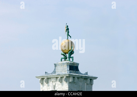 La statue de fortune sur le toit de la Dogana da Mar, à Venise. Banque D'Images