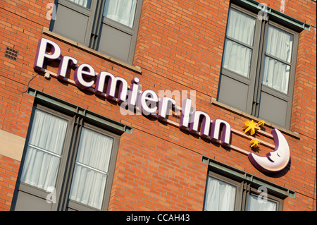Le logo de la chaîne Premier Inn vu sur le côté l'un de ses hôtels sur Portland Street, Manchester. (Usage éditorial uniquement). Banque D'Images