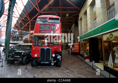 Une maquette d'un bus de High Street et d'un bus de London transport AEC Regent RT1808 construit en 1950, exposée au Beaulieu National Motor Museum dans le New Banque D'Images