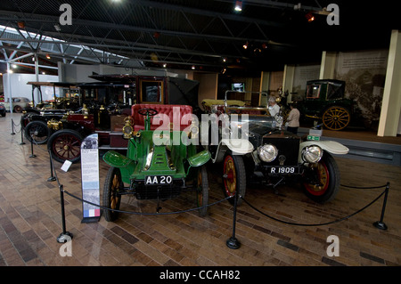 250 véhicules d'époque sont exposés au Beaulieu National Motor Museum, dans la New Forest of Hampshire, en Grande-Bretagne. Banque D'Images