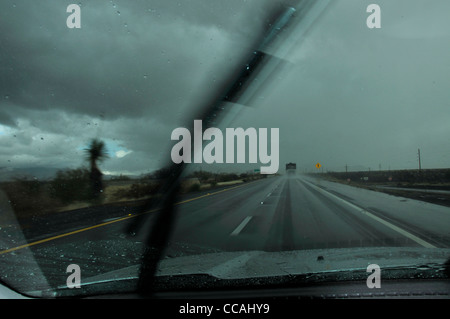 Le trafic se déplace à travers la pluie sur l'Interstate 10 dans la région de Benson, Arizona, USA. Banque D'Images