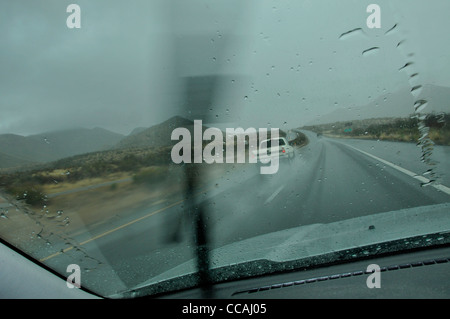 Le trafic se déplace à travers la pluie sur l'Interstate 10 dans la région de Benson, Arizona, USA. Banque D'Images