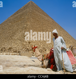 Chaise bédouine avec Camel Grande Pyramide Gizeh Egypte Banque D'Images